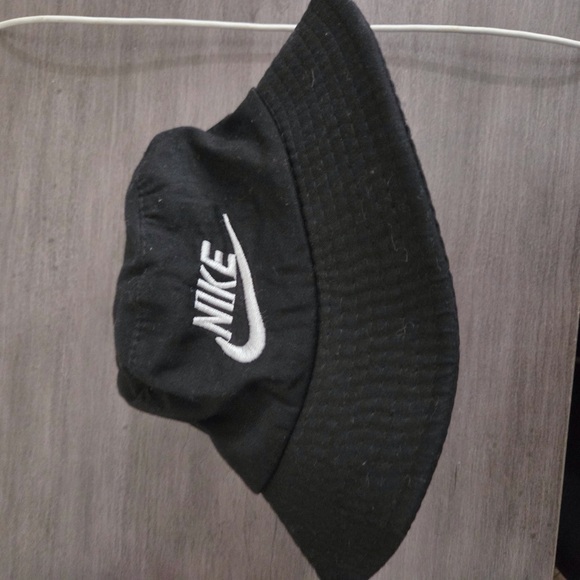 Nike Classic Black and White Bucket Hat - Picture 1 of 4
